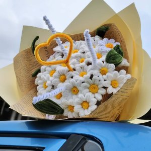 Golden Daisy Heart Bouquet